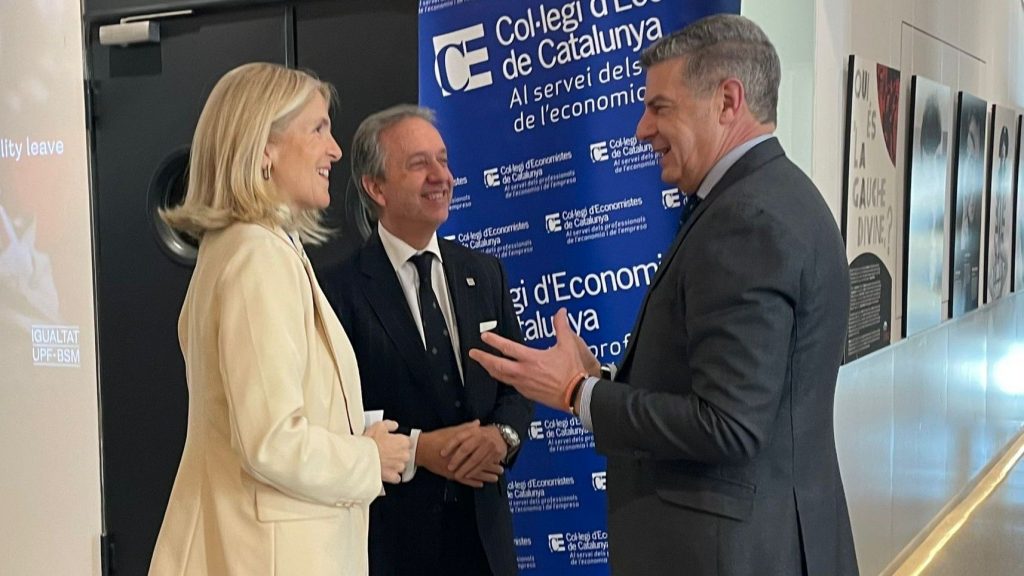 Profesionales conversando en el XXI Fòrum Concursal del Col·legi d’Economistes de Catalunya