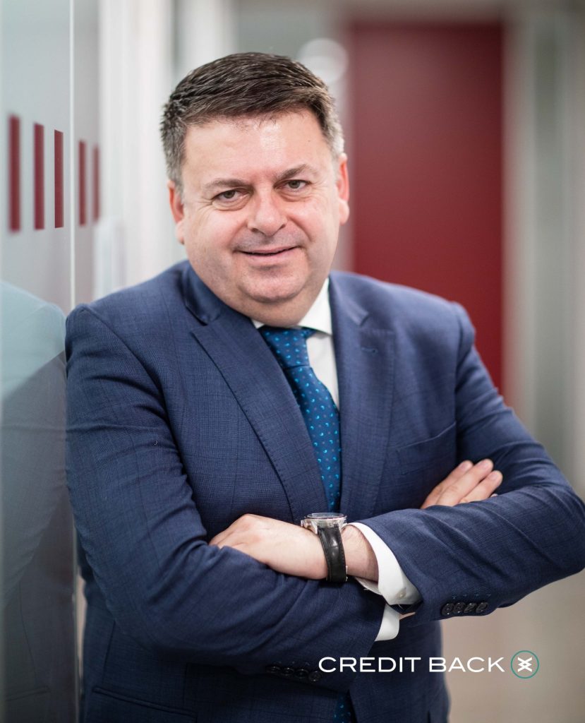 Retrato de Santiago Carbó Valverde en un entorno corporativo, imagen oficial para la entrevista de CREDIT BACK sobre gestión de cobros en 2026.
