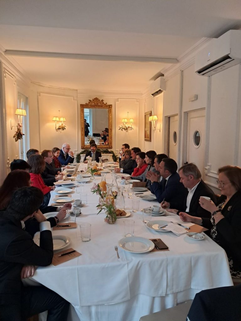 Mesa de debate del Círculo Concursal Madrid organizada por CREDIT BACK e IAG sobre la liquidación de microempresas y venta de unidad productiva